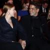Scarlett Johansson et son fiancé Romain Dauriac, complices pendant la 39e cérémonie des César au théâtre du Châtelet à Paris le 28 février 2014.