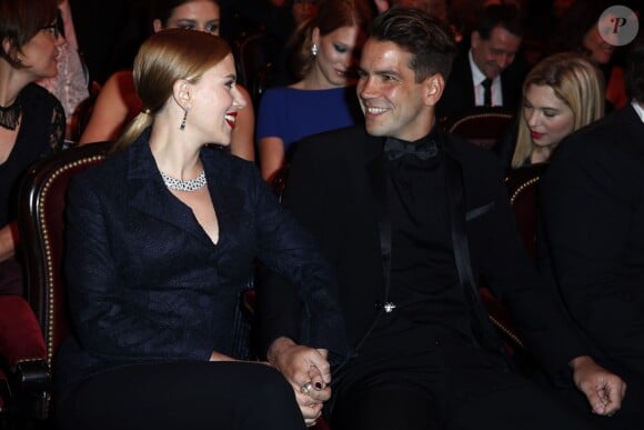 Scarlett Johansson et son fiancé Romain Dauriac, complices pendant la 39e cérémonie des César au théâtre du Châtelet à Paris le 28 février 2014.