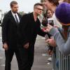 Brad Pitt signe des autographes en arrivant au Film Independent Spirit Awards à Los Angeles Le 1er mars 2014