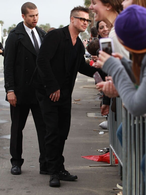 Brad Pitt signe des autographes en arrivant au Film Independent Spirit Awards à Los Angeles Le 1er mars 2014