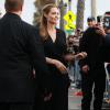 Angelina Jolie signe des autographes en arrivant au Film Independent Spirit Awards à Los Angeles Le 1er mars 2014