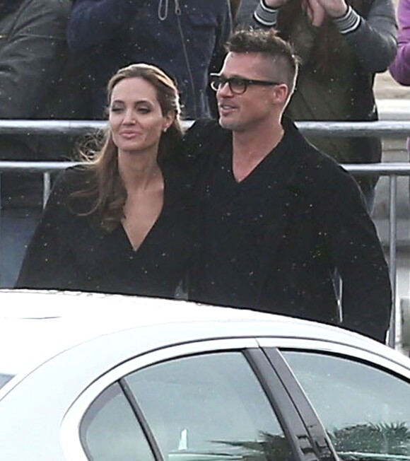 Le couple Brad Pitt et Angelina Jolie signent des autographes en arrivant au Film Independent Spirit Awards à Los Angeles Le 1er mars 2014