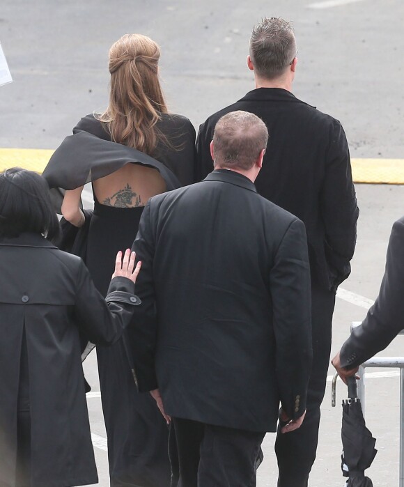 Brad Pitt et Angelina Jolie (on voit l'un de ses tatouages dans le dos) signent des autographes en arrivant au Film Independent Spirit Awards à Los Angeles Le 1er mars 2014