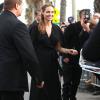 Angelina Jolie signe des autographes en arrivant au Film Independent Spirit Awards à Los Angeles Le 1er mars 2014