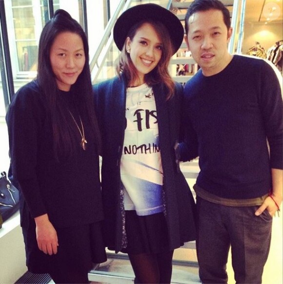 Jessica Alba, de passage à Paris pour la Fashion Week, a rendu visite à ses amis Carol Lim et Humberto Leon, directeurs artistiques de Kenzo. Paris, le 28 février 2014.
