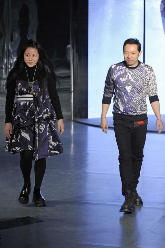 Carol Lim et Humberto Leon saluent leurs invités à l'issue du défilé Kenzo. Paris, le 2 mars 2014.