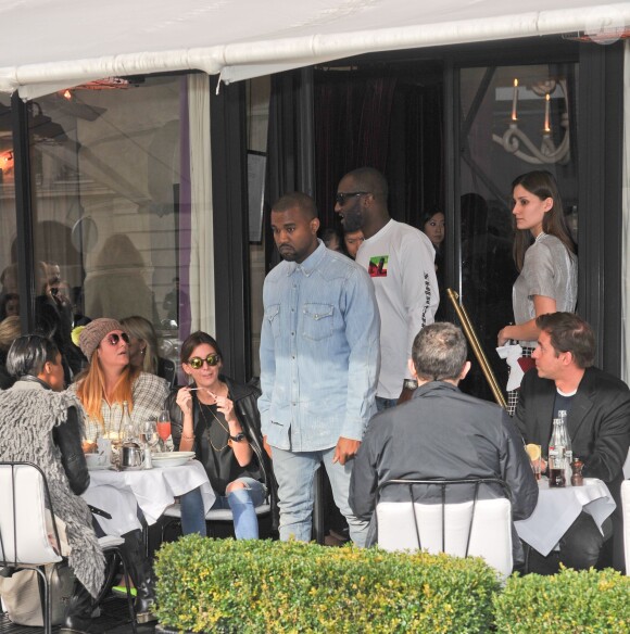 Kanye West quitte le restaurant L'Avenue à Paris, le 2 mars 2014.