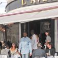 Kanye West quitte le restaurant L'Avenue à Paris, le 2 mars 2014.