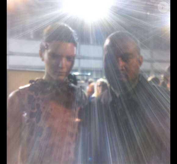 Kendall Jenner et son futur beau-frère Kanye West dans les coulisses du défilé Givenchy, à la Halle Freyssinet. Paris, le 2 mars 2014.
