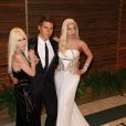 Donatella Versace et ses ambassadeurs, Nolan Funk et Lady Gaga, à la soirée Vanity Fair donnée à l'occasion des Oscars, à Los Angeles le 2 mars 2014.