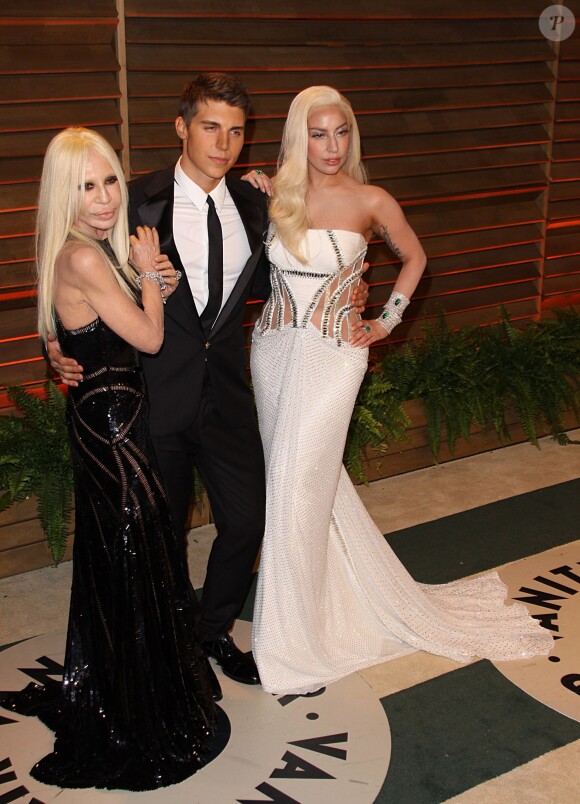 Donatella Versace et ses ambassadeurs, Nolan Funk et Lady Gaga, à la soirée Vanity Fair donnée à l'occasion des Oscars, à Los Angeles le 2 mars 2014.