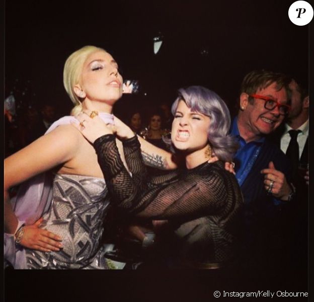 Kelly Osbourne a posté cette photo prise lors de la soirée Oscar d'Elton John à Los Angeles, le 2 mars 2014. En légende : "Enfin, la paix !" Une manière plutôt drôle d'enterrer la hâche de guerre avec Lady Gaga.