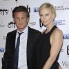 Amoureux Sean Penn et Charlize Theron officialisent lors du gala de charité "Fame & Philanthropy" à Beverly Hills, le 2 mars 2014.