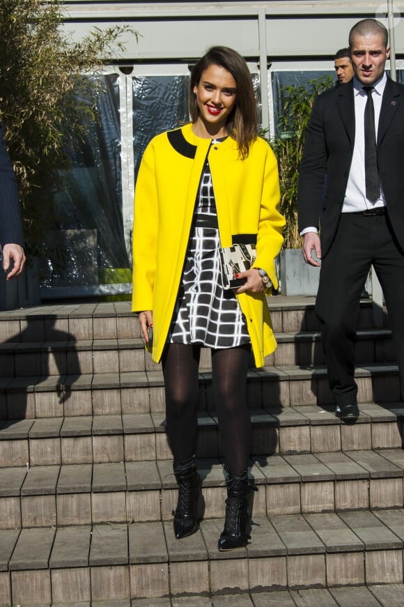 Jessica Alba quitte la Cité de la mode et du design à l'issue du défilé Kenzo, tout de Kenzo vêtue (manteau, robe et pochette issus de la pré-collection automne 2014). Paris, le 2 mars 2014.