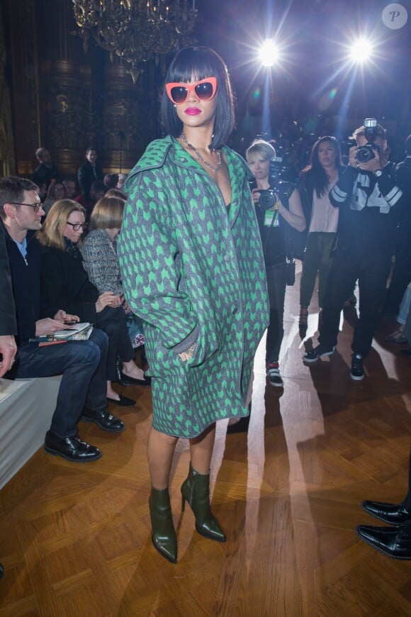 Rihanna assiste au défilé Stella McCartney à l'Opéra Garnier, tout de Stella McCartney vêtue. Paris, le 3 mars 2014.