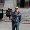 Cara Delevingne quitte l'Opéra Garnier à l'issue du défilé Stella McCartney. Elle porte une veste et un pantalon Stella McCartney, un sac de sa collection pour Mulberry et des baskets Chanel. Paris, le 3 mars 2014.