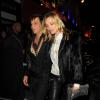 Kate Moss arrive au Montana avec son mari Jamie Hince pour la soirée du magazine Lui. Elle porte une sache Stella McCartney et des souliers Azzedine Alaïa. Paris, le 1er mars 2014.