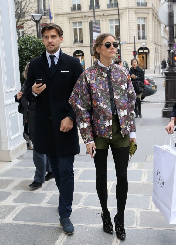 Olivia Palermo quitte la boutique Dior avec son fiancé Johannes Huebl, habillée en Valentino et chaussée en Rebecca Minkoff. Paris, le 4 mars 2014.