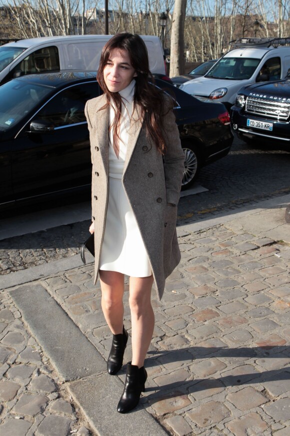 Charlotte Gainsbourg arrive à la Cour carrée du Louvre pour assister au défilé Louis Vuitton. Paris, le 5 mars 2014.
