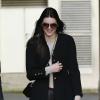 Kendall Jenner se promène dans les rues de Paris, habillée d'un blazer et d'un sac Chanel, d'un pantalon en cuir et de bottines Céline. Le 28 février 2014.