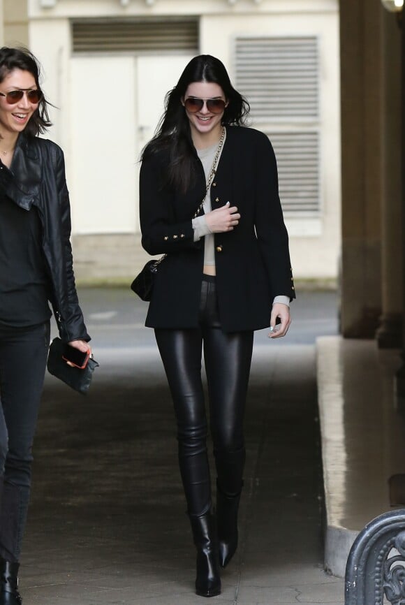 Kendall Jenner se promène dans les rues de Paris, habillée d'un blazer et d'un sac Chanel, d'un pantalon en cuir et de bottines Céline. Le 28 février 2014.