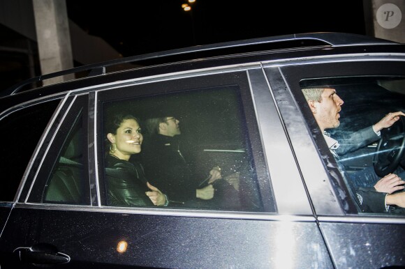 La princesse Victoria et le prince Daniel de Suède quittent le Tele2 Arena de Stockholm près de 35 minutes après la fin du concert d'Avicii, le 1er mars 2014.
