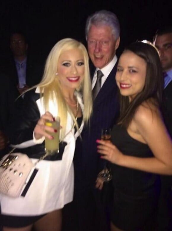Bill Clinton et deux prostituées, Barbie Girl et Ava Adora, à Los Angeles le 27 février 2014.