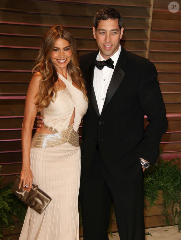 Sofia Vergara et son fiancé Nick Loeb à la Vanity Fair Oscar Party, au Sunset Plaza, West Hollywood, le 2 mars 2014.
