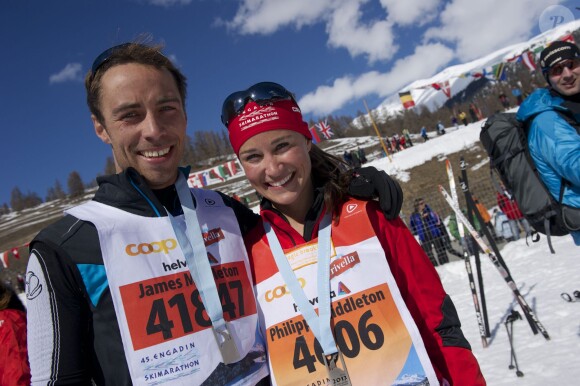 Pippa Middleton et son frère James sur la ligne d'arrivée de l'Endagin Marathon le 10 mars 2013 en Suisse.