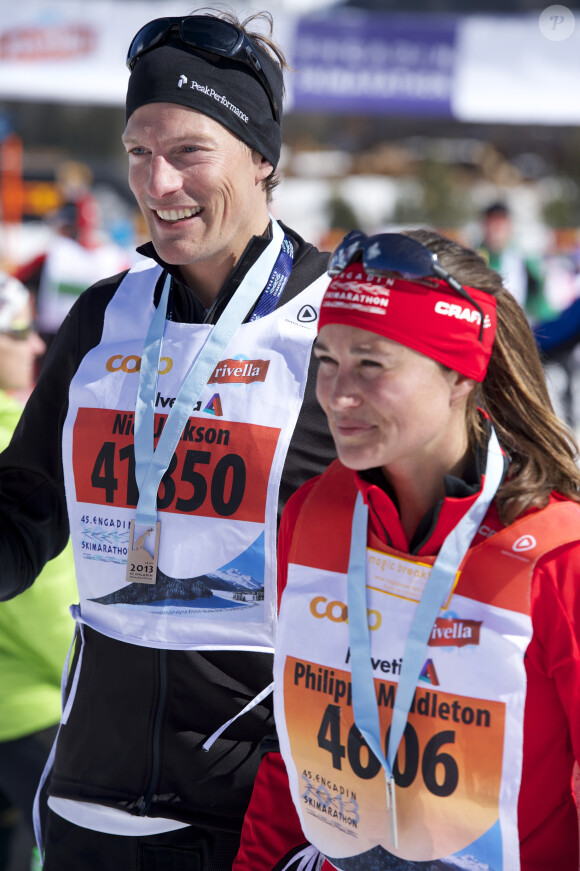 Pippa Middleton et son compagnon Nico Jackson à l'arrivée de l'Endagin Marathon, le 10 mars 2013 en Suisse.