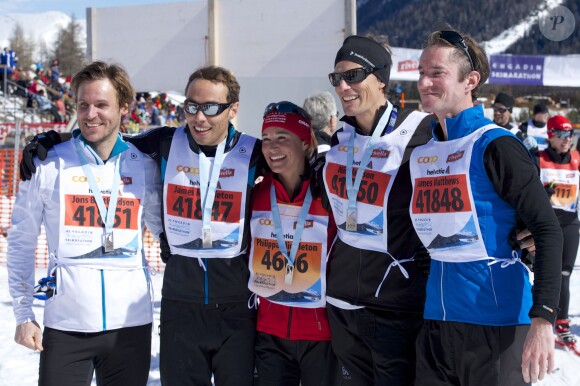 Pippa Middleton entre son frère James et son petit ami Nico Jackson à l'arrivée de l'Endagin Marathon le 10 mars 2013 en Suisse.