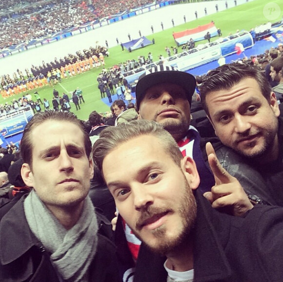 Selfie de M. Pokora avec quelques amis dont Nicolas Coullier (à gauche) lors du match amical France contre Pays-Bas au Stade de France à Saint-Denis le 5 mars 2014.