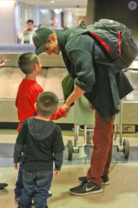 Andrew Garfield signe des autographes à l'aéroport de Los Angeles le 27 janvier 2014