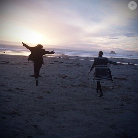Karlie Kloss et Taylor Swift sur la plage lors de leur road trip dans la région de Big Sur (Californie), mars 2014.