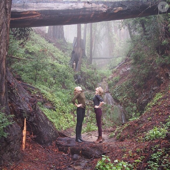 Karlie Kloss et Taylor Swift en pleine forêt lors de leur road trip dans la région de Big Sur (Californie), mars 2014.