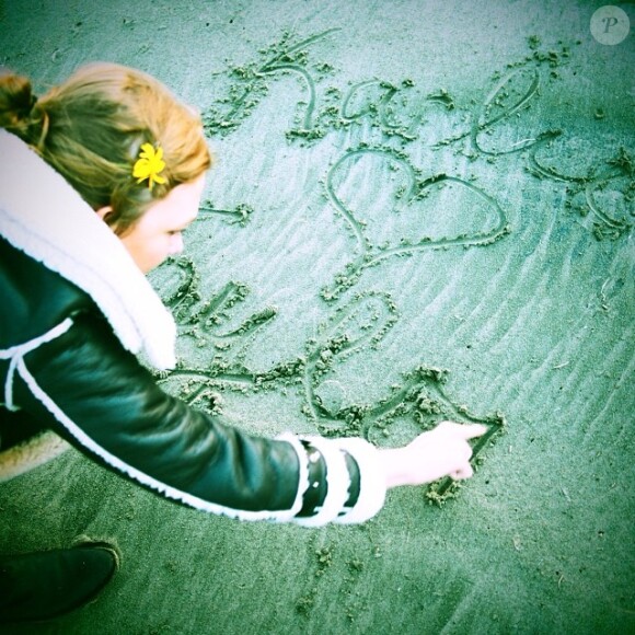 Karlie Kloss écrit le prénom de Taylor Swift dans le sable. En road trip dans la région de Big Sur (Californie), mars 2014.