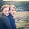 Karlie Kloss et Taylor Swift pose devant un éléphant de mer, en road trip dans la région de Big Sur (Californie), mars 2014.