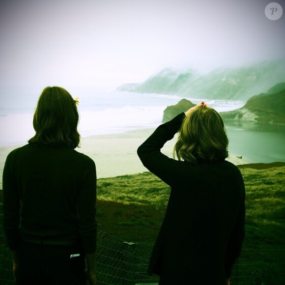 Karlie Kloss et Taylor Swift contemplent la mer en road trip dans la région de Big Sur (Californie), mars 2014.