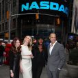Lydia Hearst, Anne V, Naomi Campbell et Nigel Barker arrivent à l'entrée du NASDAQ pour sonner la fin de séance. New York, le 5 mars 2014.