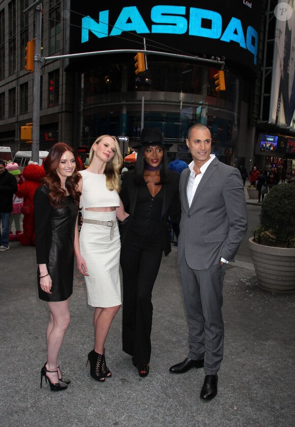 Lydia Hearst, Anne V, Naomi Campbell et Nigel Barker arrivent à l'entrée du NASDAQ pour sonner la fin de séance. New York, le 5 mars 2014.