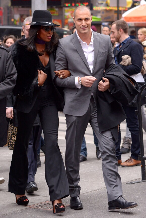 Naomi Campbell et Nigel Baker arrivent à l'entrée du NASDAQ pour sonner la fin de séance. New York, le 5 mars 2014.