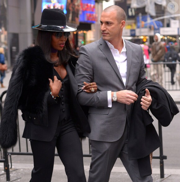 Naomi Campbell et Nigel Baker arrivent à l'entrée du NASDAQ pour sonner la fin de séance. New York, le 5 mars 2014.