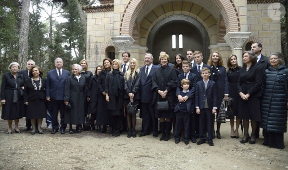 La famille royale lors de la cérémonie commémorant les 50 ans de la disparition du roi Paul Ier de Grèce, le 6 mars 2014 à la nécropole royale du domaine Tatoï, au nord d'Athènes. L'infante Cristina d'Espagne se tient à gauche au second plan, tandis que la reine Sofia, l'infante Elena et le couple héritier Felipe et Letizia d'Espagne sont réunis à droite...