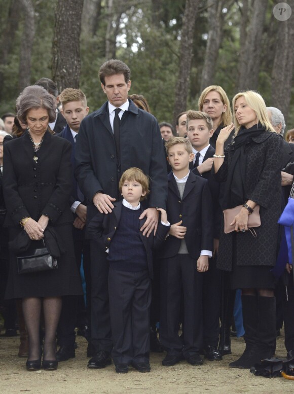L'infante Cristina d'Espagne derrière la famille du prince Pavlos lors de la cérémonie commémorant les 50 ans de la disparition du roi Paul Ier de Grèce, le 6 mars 2014 à la nécropole royale du domaine Tatoï, au nord d'Athènes.