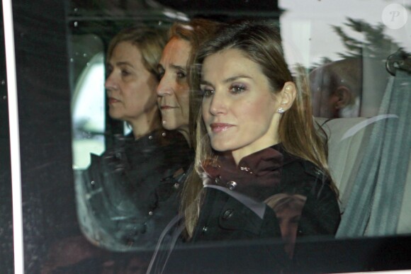 L'infante Cristina, l'infante Elena, la princesse Letizia d'Espagne dans le convoi lors de la cérémonie commémorant les 50 ans de la disparition du roi Paul Ier de Grèce, le 6 mars 2014 à la nécropole royale du domaine Tatoï, au nord d'Athènes.