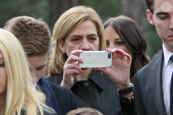L'infante Cristina d'Espagne prenant des photos lors de la cérémonie commémorant les 50 ans de la disparition du roi Paul Ier de Grèce, le 6 mars 2014 à la nécropole royale du domaine Tatoï, au nord d'Athènes.