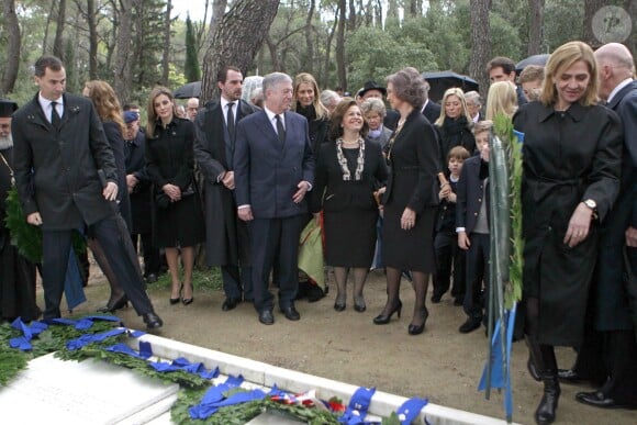 L'infante Cristina d'Espagne déposant sa couronne lors de la cérémonie commémorant les 50 ans de la disparition du roi Paul Ier de Grèce, le 6 mars 2014 à la nécropole royale du domaine Tatoï, au nord d'Athènes.