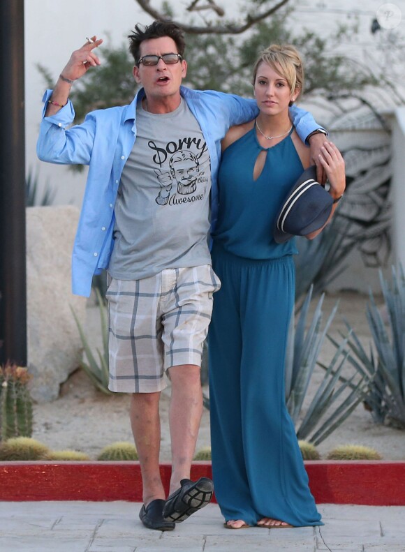 Charlie Sheen et sa fiancée Brett Rossi, une star du porno, posent devant l'hôtel "El Ganzo" à Cabo San Lucas, le 30 novembre 2013.