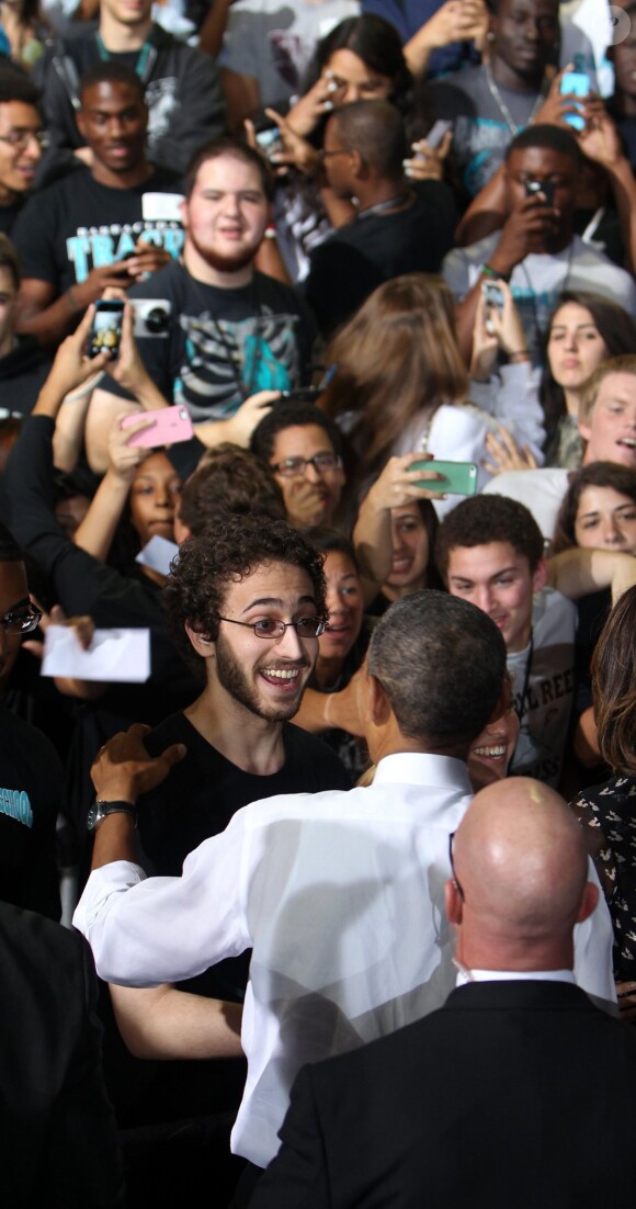 Barack Obama rencontre les étudiants de Coral Reef, à Miami en Floride, le vendredi 7 mars 2014.