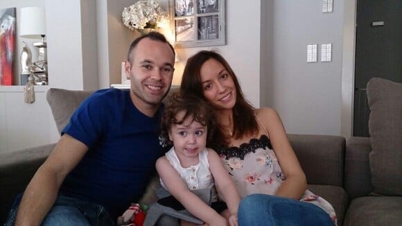 Andrés Iniesta et sa femme Anna Ortiz et leur fille Valeria le 27 octobre 2013.